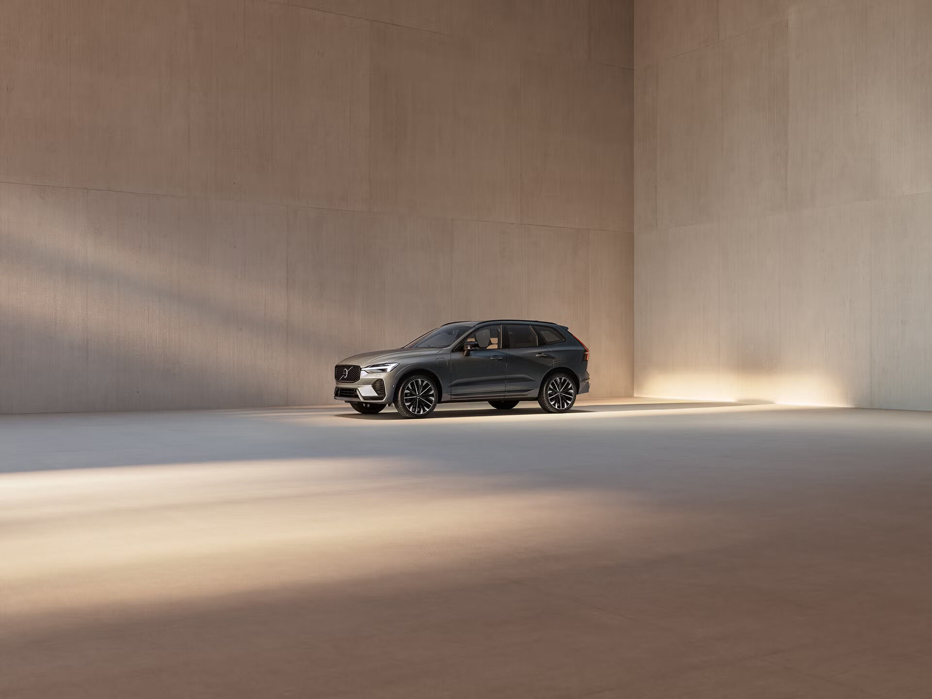Volvo XC60 Plug-in гібриди Plus Bright/Dark